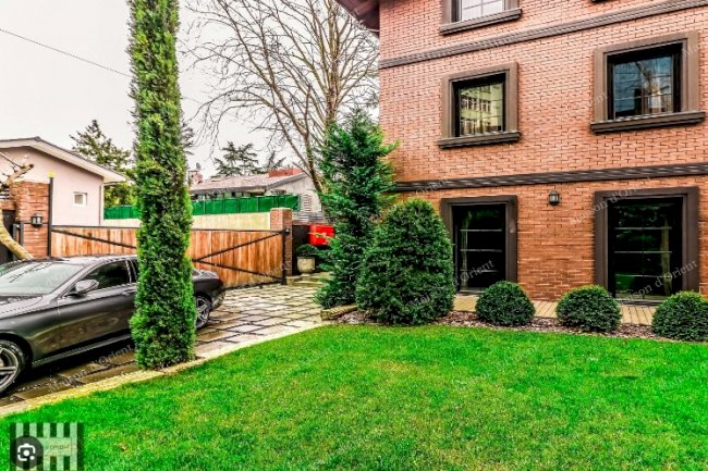 What Qualifications Should a Beşiktaş Villa Real Estate Agent Have?